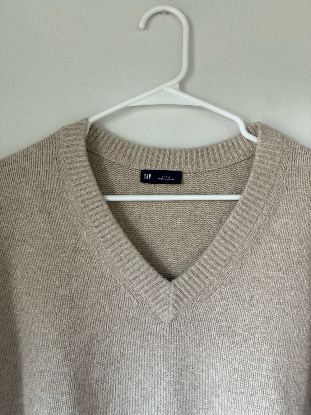 GAP CashSoft Oversized V Neck Beige Sweater - Picture 4 of 4
